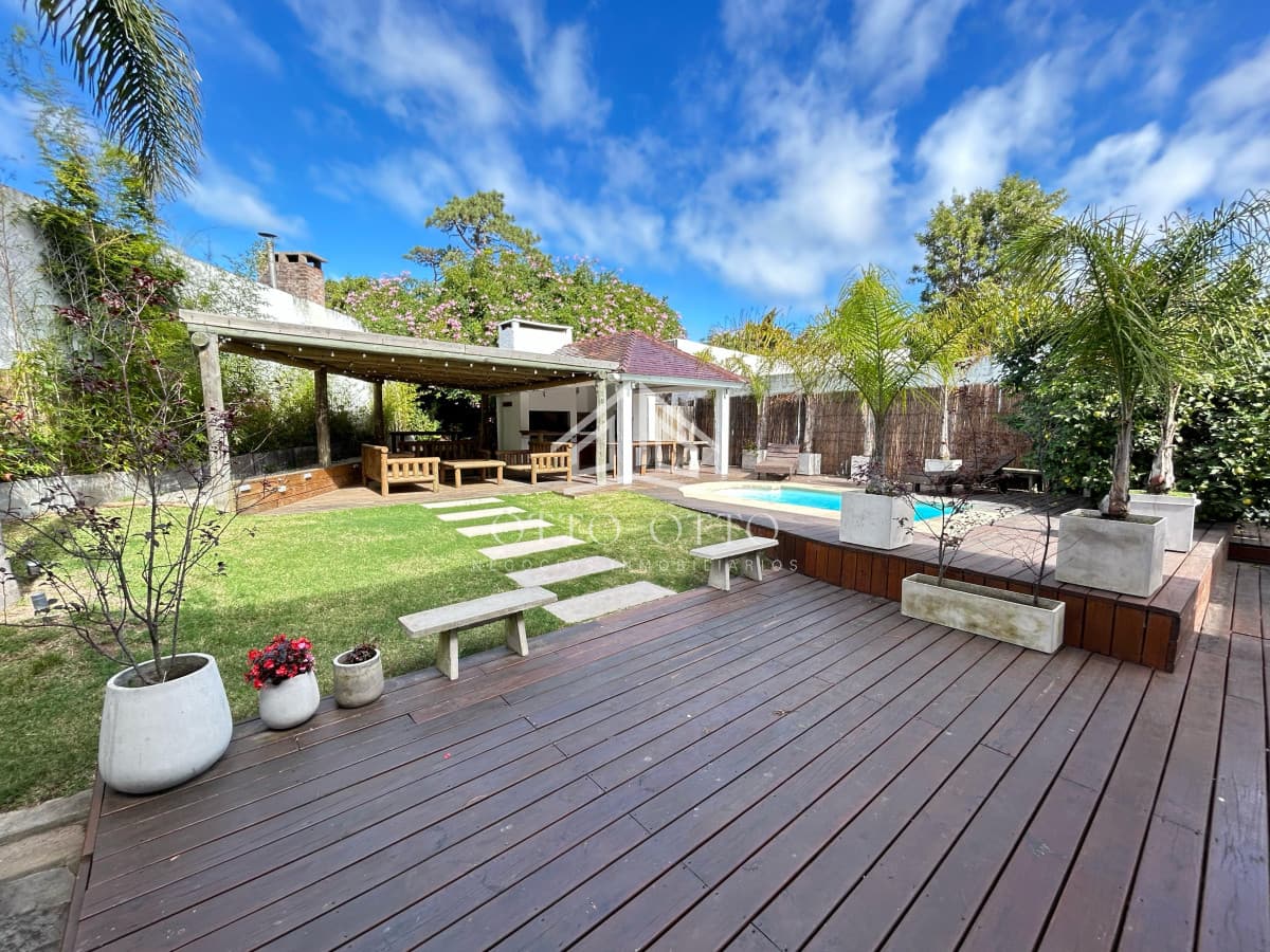 Venta casa siete dormitorios Punta del Este playa Mansa parrillero y piscina