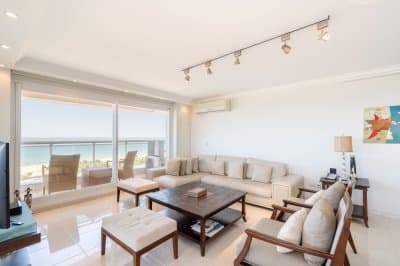 Apartamento esquinero de tres dormitorios en suite más dependencia de servicio, en Le Jardin de Punta del Este, Playa Mansa