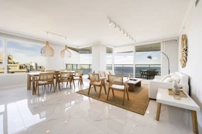Venetian Punta Del Este Apartamento frente al mar de tres dormitorios mas dependencia en Venta