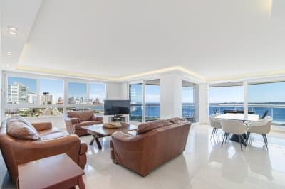 Apartamento esquinero de tres dormitorios en suite más dependencia de servicio, en Le Jardin de Punta del Este, Playa Mansa