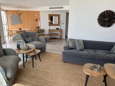 Apartamento esquinero de tres dormitorios en suite más dependencia de servicio, en Le Jardin de Punta del Este, Playa Mansa