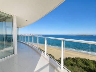 Venetian Punta Del Este Apartamento frente al mar de tres dormitorios mas dependencia en Venta