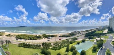 Venetian Punta Del Este Apartamento frente al mar de tres dormitorios mas dependencia en Venta